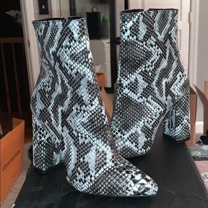 Faux snake skin boots 👢